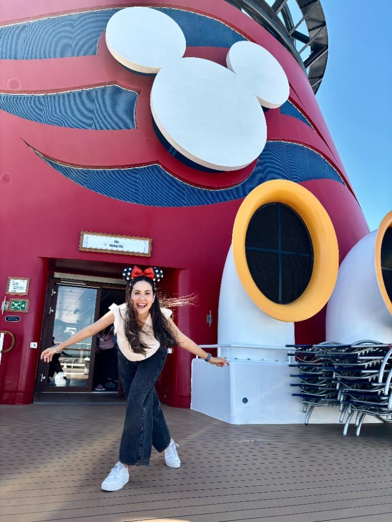 Pareja disfrutando en Disney Cruise Line con Mickey y Minnie